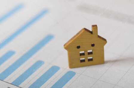 Analisi di mercato immobiliare con grafici e documenti